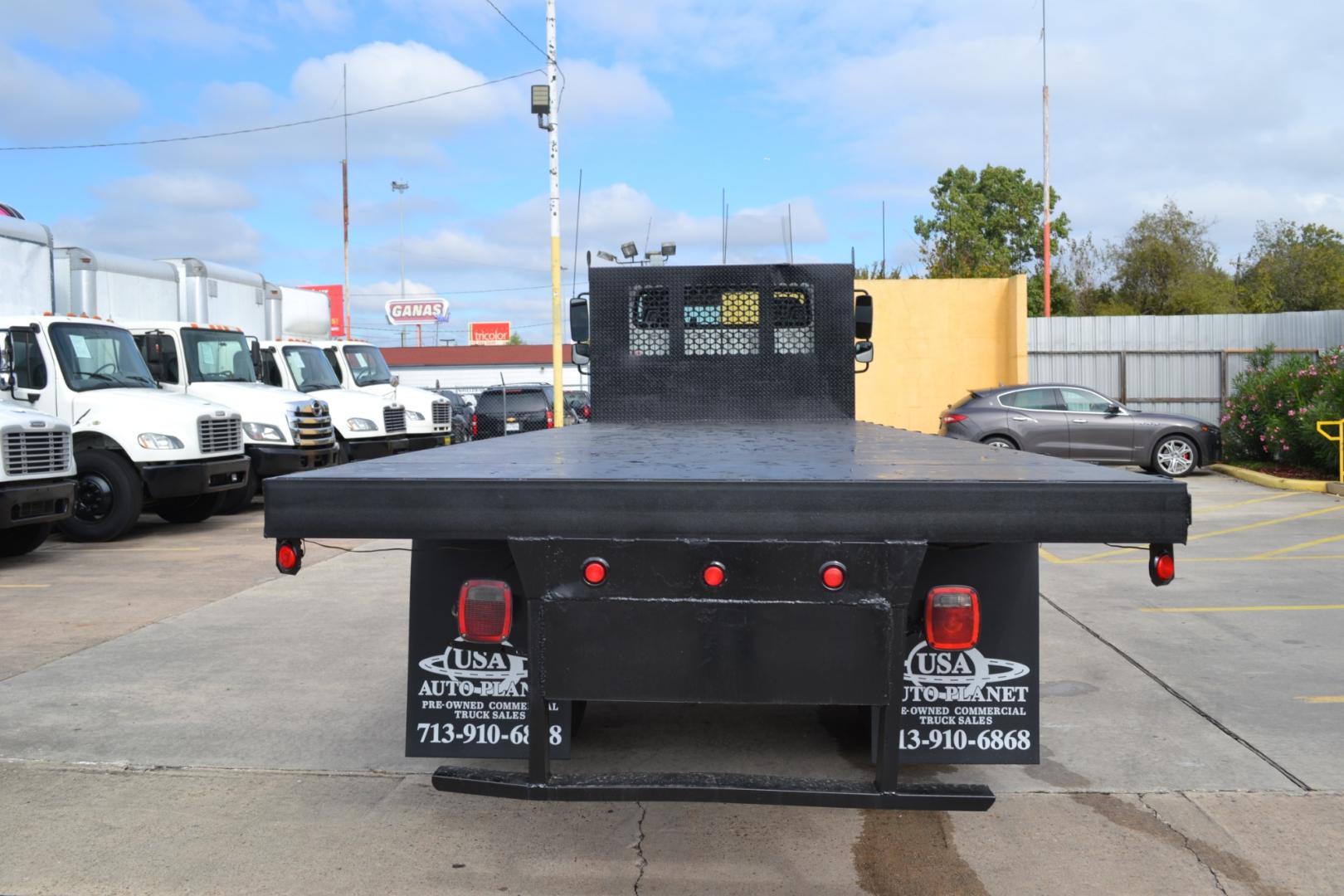 2018 WHITE /BLACK FREIGHTLINER M2-112 with an CUMMINS L9 8.9L 370HP engine, EATON FULLER 10SPD MANUAL transmission, located at 9172 North Fwy, Houston, TX, 77037, (713) 910-6868, 29.887470, -95.411903 - TANDEM AXLE, 56,000LB GVWR , 26FT FLATBED , 96" WIDE, AIR RIDE, RATIO: 3.55 , WB: 270" , DUAL 60 GALLON FUEL TANKS, POWER WINDOWS, LOCKS, & MIRRORS, DIFFERENTIAL LOCK - Photo#4